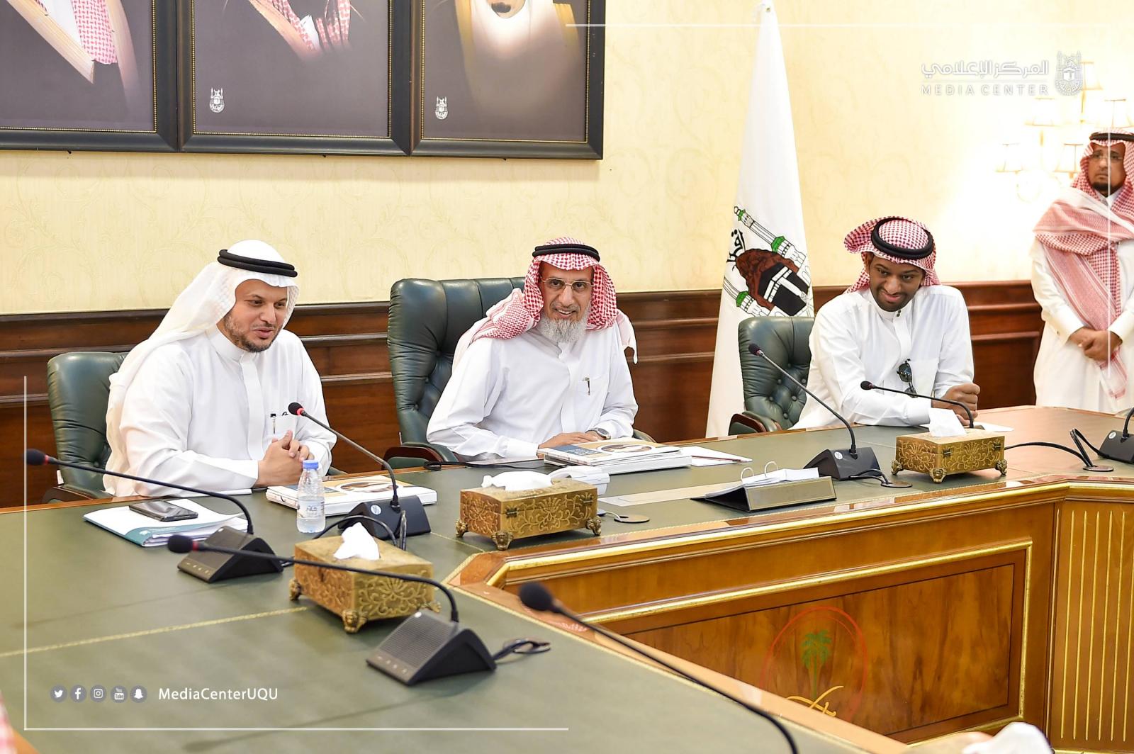 مدير جامعة أم القرى يتسلم الدليل الإجرائي لإعداد البرامج الأكاديمية وتطويرها